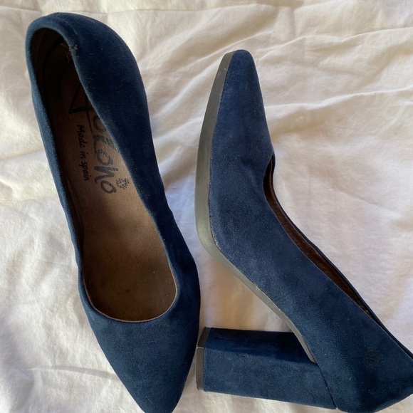 Beautiful blue suede heels made in Spain. Size 38 (6.5). - Picture 6 of 7